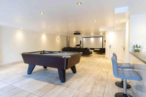 Huge 6 Bed House with Entertainment room and Hotub